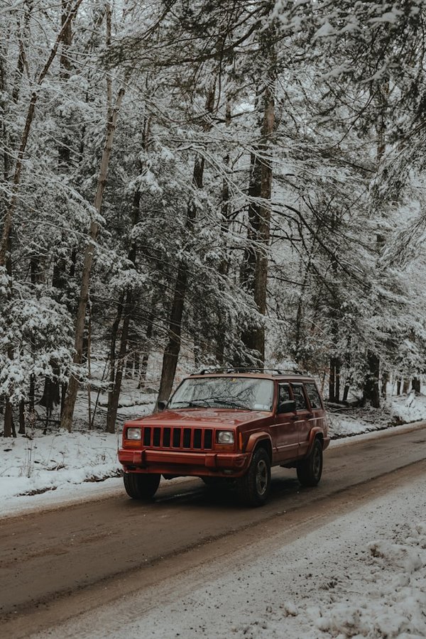 What's the Best Method for Installing a Lift Kit in a Jeep Cherokee?